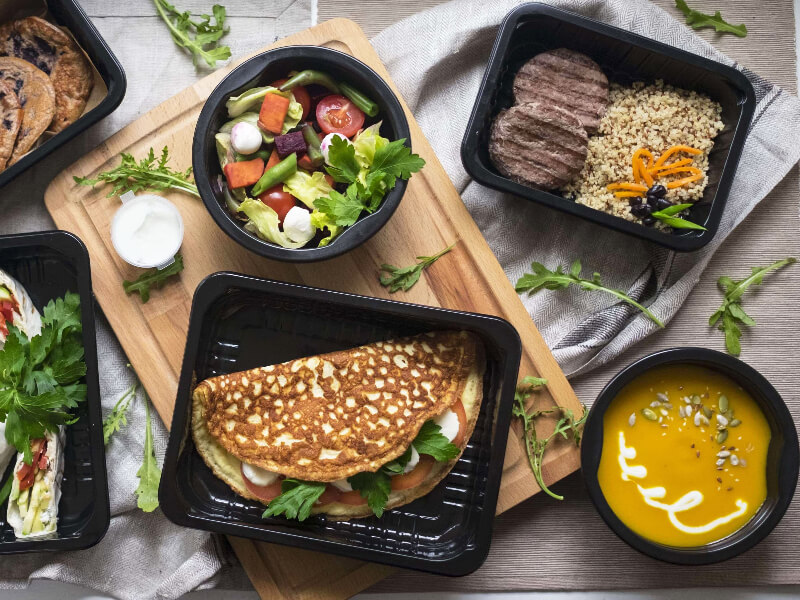 Set Prânz Light — Omletă pufoasă cu legume, mini-burgeri de vită cu bulgur, salată verde și supă-cremă de dovleac.