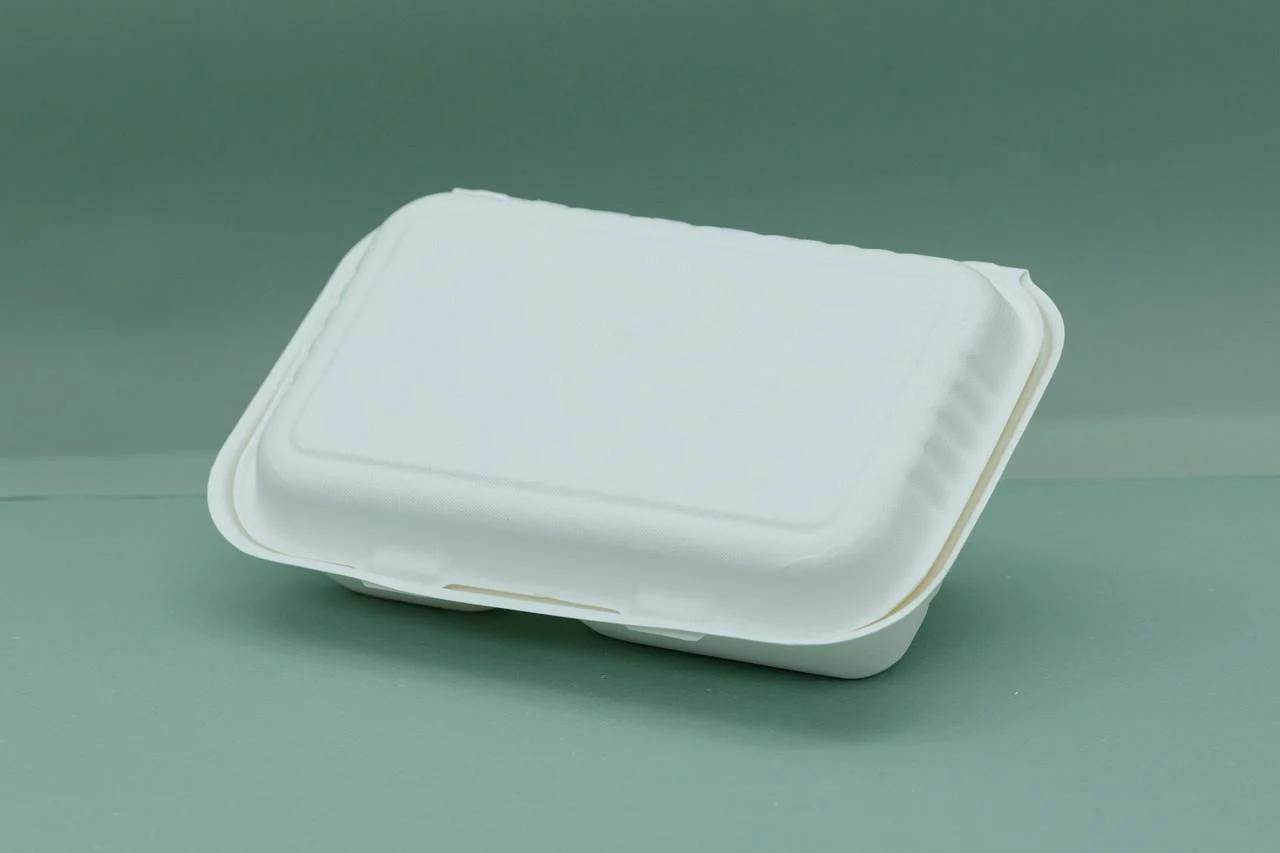 Caserolă din material reciclabil folosită pentru ambalarea comenzilor Nakupnos