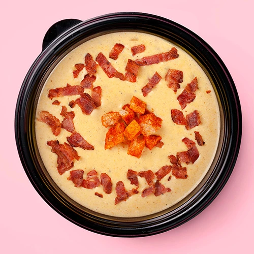 Supă Cremă de Brânză cu Bacon — Supă-cremă fină de brânză, cu bacon crocant și crutoane condimentate deasupra.