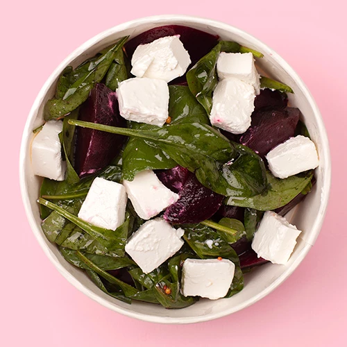 Salată cu Sfeclă, Spanac & Feta — Sfeclă coaptă, frunze tinere de spanac, feta și dressing ușor cu muștar de Dijon.