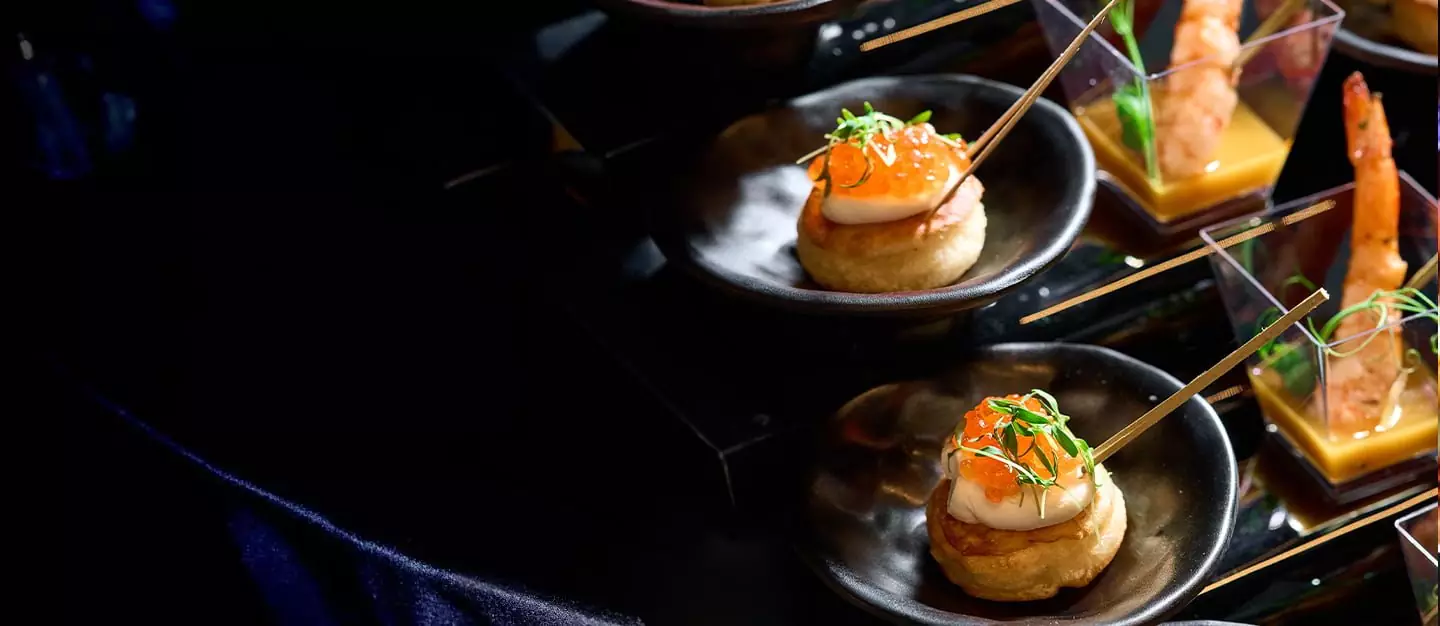 Catering pentru evenimente — Platouri cu canapele, finger food și deserturi pentru recepții și evenimente corporate.