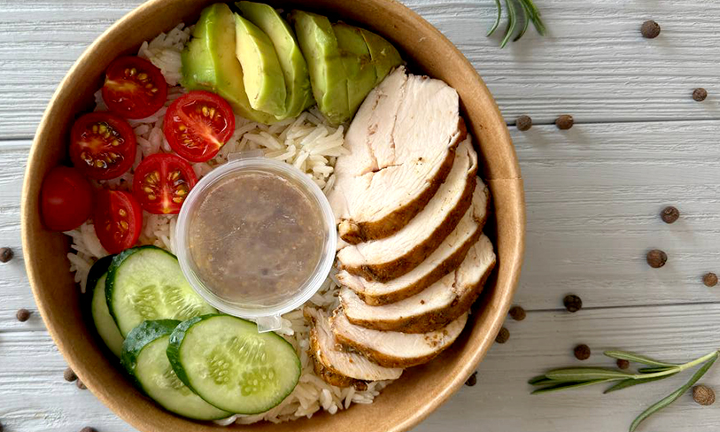 Bowl cu Pui, Orez & Avocado — Piept de pui marinat, orez basmati, avocado, roșii cherry, castravete și dressing de muștar cu miere.