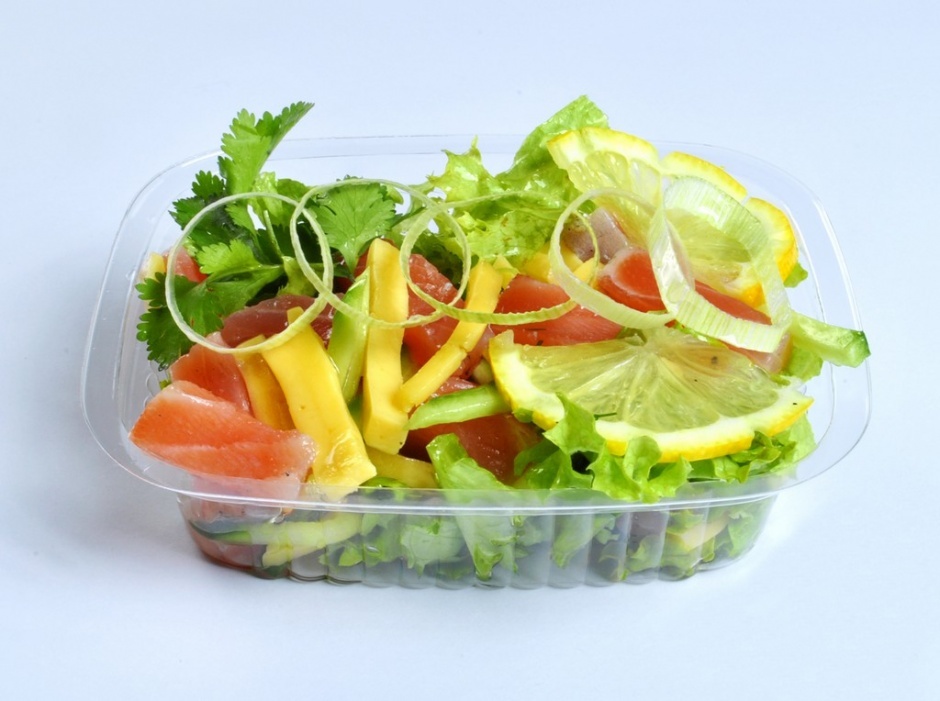 Salată cu Somon & Mango — Somon, mango copt, salată verde, lămâie și ceapă verde — o salată lejeră, cu note exotice.